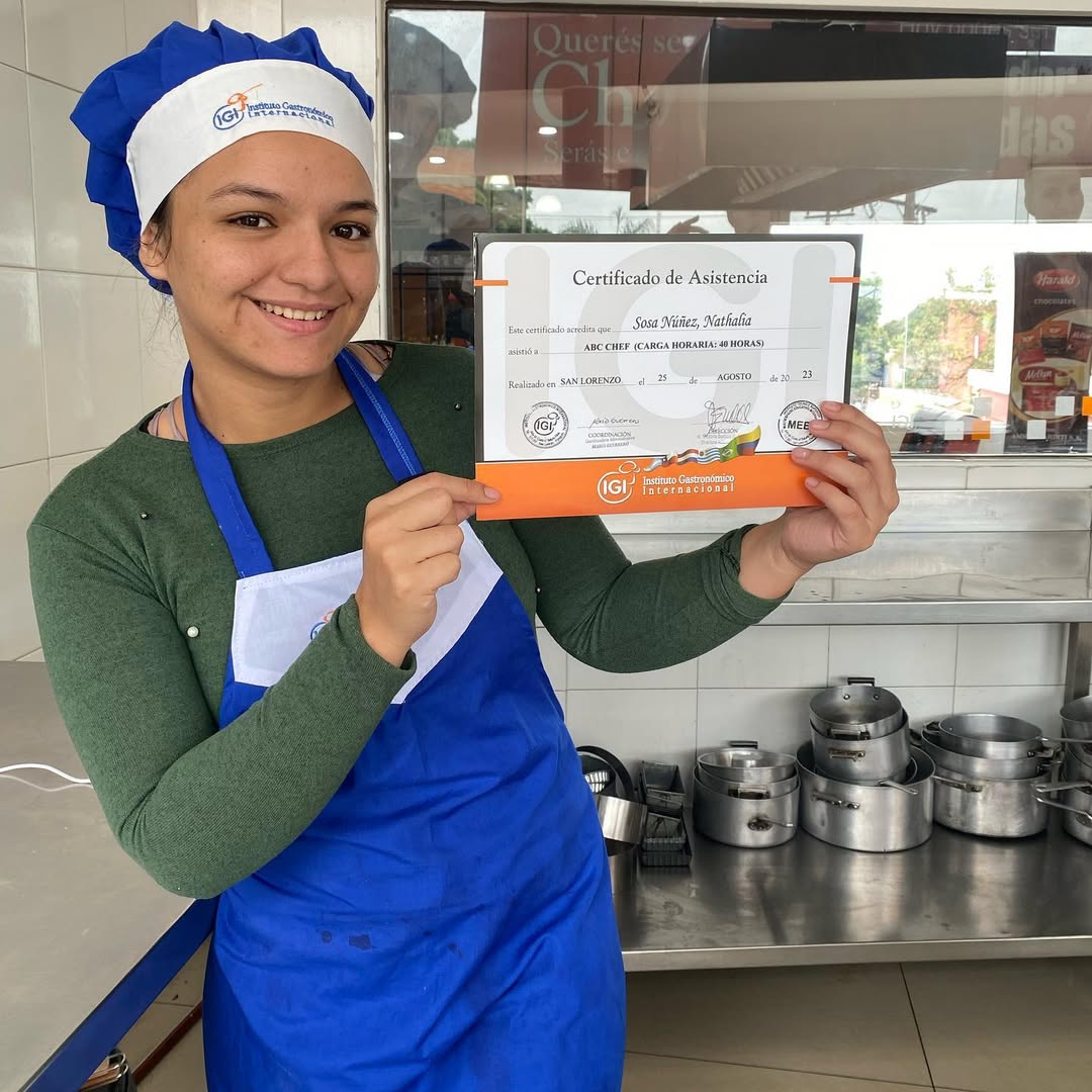 Naty con certificado de chef — IGI