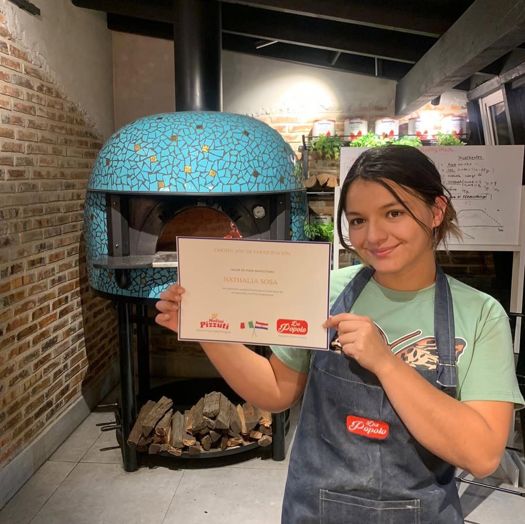 Naty con certificado de pizza napolitana