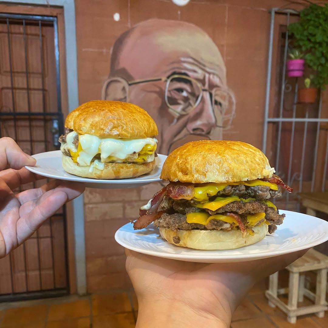 Variedad de hamburguesas gourmet de Heisenburguer con ingredientes premium y presentación artesanal.